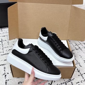 รองเท้ากีฬาแบบผูกเชือกคุณภาพสูงรุ่นคลาสสิกเพิ่มความสูง รองเท้าผ้าใบพื้นหนาสีดำสำหรับผู้หญิงและผู้ชาย ระบายอากาศได้ดี - Product Image 1