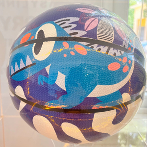 Ballon de <span class=keywords><strong>basket</strong></span>-ball SQUAD pour enfants de taille 5, design de <span class=keywords><strong>dinosaure</strong></span> bleu, ballon de sport en cuir PU durable avec logo personnalisé en option, approvisionnement d'usine - Product Image 2