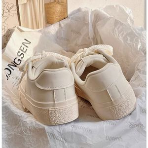 Baskets blanches à semelle épaisse et bout large pour femme, Nouvelle collection automne 2026, Design original et unique, Baskets tendance pour assortir à une tenue - Product Image 3