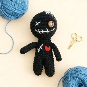 Bambola di Crochet Nera Malefica Personalizzata con Cuore Rosso, Portachiavi Fatto <span class=keywords><strong>a</strong></span> Mano per Peluche Imbottiti - Product Image 6