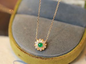 Collier pendentif Xinfly en or véritable 18 carats avec émeraude naturelle 0,16 ct et diamant 0,05 ct, bijoux fins en or 750, motif chrysanthème, cadeau, vente en gros - Product Image 3