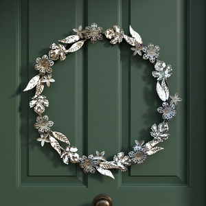 Guirnalda Decorativa Metálica Hecha a Mano, Estilo Clásico Redondo, Adorno Navideño para Colgar en la Pared con Hojas y Flores (Sin Iluminación) - Product Image 2