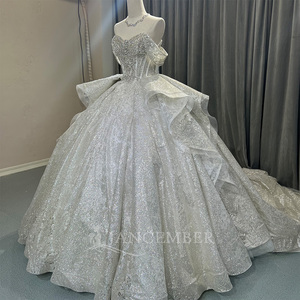 Robes de mariée modernes et élégantes, coupe princesse, personnalisées, imprimé floral, décolleté cœur, traîne chapelle, longueur ras du sol, ornées de sequins et de perles - Product Image 2