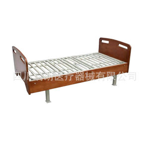 Lit médicalisé en bois à manivelle double avec barrière de sécurité pour usage médical à domicile (Franc Suisse) - Product Image 1