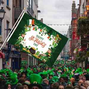 ธงสามเหลี่ยมสองด้านขนาด 3*5 ฟุต สำหรับวันเซนต์แพทริก ลายใบโคลเวอร์ ทำจากผ้าสักหลาด พิมพ์ด้วยเทคนิคดิจิทัล เหมาะสำหรับตกแต่งสนามหญ้ากลางแจ้ง - Product Image 2