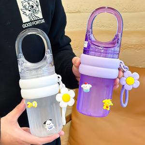 Botella de agua morada, bonita y moderna para niñas, con dije de margarita, compacta, portátil, de plástico, para beber directamente, para estudiantes. - Product Image 1