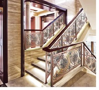 Beau garde-corps et main courante en fer forgé moderne pour escaliers intérieurs, mur