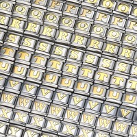 Accessoires de bracelet modulaires DIY en acier inoxydable de style européen et américain, avec 26 lettres colorées effet goutte et breloques italiennes