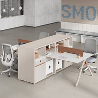 Poste de travail de bureau pour quatre personnes avec écran, bibliothèque, design moderne en bois, créatif, combinaison bureau et chaise pour 4/6 personnes