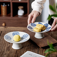 Fabrikant OEM op maat gemaakte dessertbord met steelvormig design voor gebak, fruitsalade, pudding, handgeschilderd blauw geglazuurd keramiek dessertbord