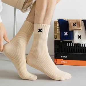 Se pueden personalizar <span class=keywords><strong>calcetines</strong></span> de algodón de otoño e invierno en el tubo transpirable absorbente de sudor cómodo dibujar deportes Existencias para hombres - Product Image 3