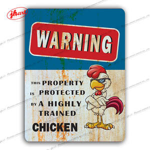DIESES EIGENTUM IST VON EINEM HOCH TRAINIERTEN HÜHNCHEN GESCHÜTZT Lustige Vintage Metall Zinn Zeichen Wand dekoration WARNUNG Retro Zinn platte Verkauf - Product Image 1