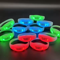 RICHSHINING Bracelet LED en silicone à faible MOQ (100 pièces), multicolore, lumineux, pour cadeaux de mariage et de fête