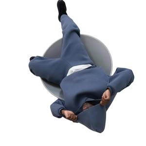 Conjunto Deportivo de Neopreno Estampado de Invierno, Unisex, Corte Regular, Transpirable, con Sudadera con Cremallera y Pantalones Deportivos de Algodón, con Pedrería - Product Image 3