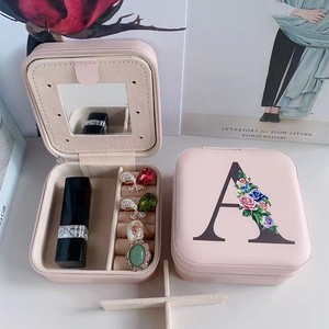 Cadeau <span class=keywords><strong>de</strong></span> mariée pour femmes Lettre personnalisée Logo Rose Carré Bague Collier en cuir Boîte à bijoux Organisateur Floral Initial Miroir Boîte à bijoux - Product Image 3