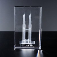 Ornement en cristal carré sculpté en 3D personnalisé en forme de double tour pour souvenirs touristiques de Malaisie