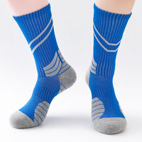 Chaussettes de basket-ball de football élite pour hommes en polyester bon marché personnalisées Nouveau design Motif de lettre de tube moyen Caractéristique antibactérienne d'automne