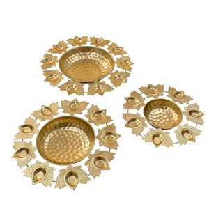 Bol Urli en laiton avec supports pour lampes Diya en forme de lotus, centre de table traditionnel doré pour la décoration festive de la maison et les rituels de Pooja - Product Image 2