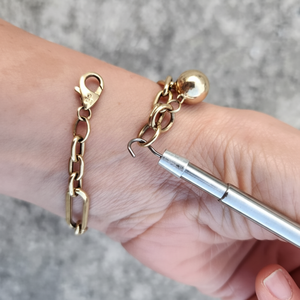 Braccialetto da polso a portata di mano strumento di riempimento appendiabiti per gioielli - Product Image 1