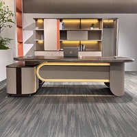 Bureau de direction moderne de luxe en forme de L pour PDG/Directeur général, design en panneaux de bois, meuble de rangement latéral, style moderne et luxueux