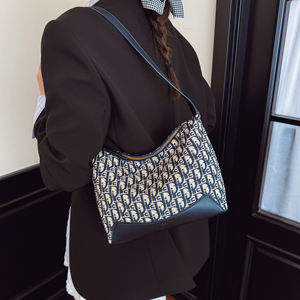 Sac cabas pour femme de style vintage. Fabriqué en matériau PU de haute qualité. Avec un design à motifs géométriques. - Product Image 5