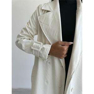 Gabardina de cuero acolchada para mujer en color blanco - Product Image 3