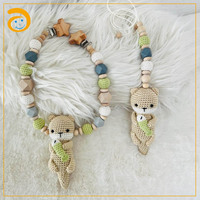 Amigurumi Chaîne de poussette Attache-sucette Pendentif pour siège de bébé Jouet de naissance Jouet en bois Cadeau de naissance pour bébé