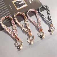 Dragonne de téléphone pour femme avec dentelle, breloque camélia perlée, boucle transparente en D et fente pour cartes, idéale pour les sorties en extérieur