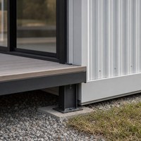 Maison mobile en acier avec aménagement modulaire flexible, grandes portes vitrées et terrasses à plusieurs niveaux