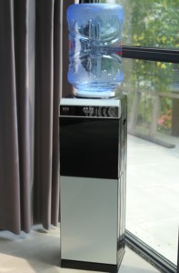 Cina prezzo di fabbrica elettrico distributore di acqua caldo freddo Top Stand per uso domestico Hotel uso esterno <span class=keywords><strong>in</strong></span> plastica OEM/ODM supportato