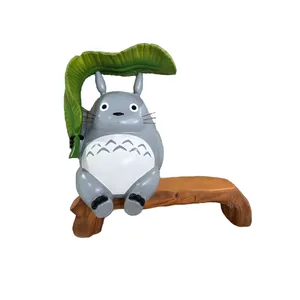 Sevimli karikatür karakter fiberglas Totoro heykel reçine oturma Totoro sandalye heykeli ile