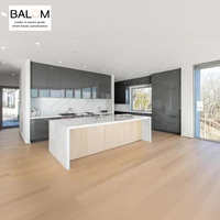 Meubles de cuisine modernes gris brillant sur mesure BALOM OEM avec îlot en bois en cascade, ensemble complet de placards de cuisine modulaires
