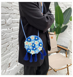 Bolso de hombro redondo estilo bohemio para mujer, cartera pequeña con estampado de flores bordadas, estilo bohemio, ideal para playa, vacaciones, Verano - Product Image 4