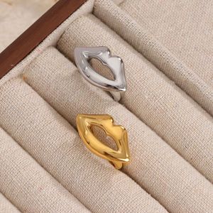 Anillos de <span class=keywords><strong>Labio</strong></span> en Forma de Corazón de Acero Inoxidable con Baño de Oro de 18K <span class=keywords><strong>para</strong></span> Mujer, Estilo Personalizado; Venta al por Mayor Directa de Fábrica Dongguan - Product Image 1