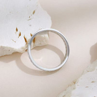 Anello a fascia impilabile con pavé completo di diamanti coltivati in laboratorio, in oro bianco 18K, dal design unico e alla moda