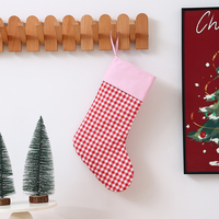 Chaussette de Noël personnalisée en toile à carreaux rouges et bleus avec bordure rose et jaune et boucle de suspension pour la décoration de la maison pendant les fêtes