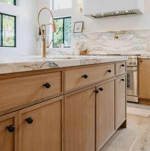 خزائن مطبخ فاخرة وعصرية من CBMmart بتصميم شيكر أمريكي، مصنوعة من خشب البلوط الأبيض الصلب، مناسبة للفلل والمنازل المخصصة - Product Image 2