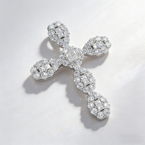 สร้อยคอจี้รูปกางเขนแบบคลาสสิก ชุบทองคำขาว 10K/14K/18K ประดับเพชร CVD ผลิตในห้องปฏิบัติการ ของขวัญสำหรับโอกาสพิเศษ - Product Image 3