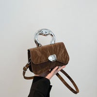 Bolso de mujer de diseño simple 2024 nueva moda popular mano conocimiento de embarque hombro pequeño bolso cuadrado