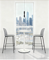 Chaise de bar empilable en acier moderne avec un design durable et écologique pour la maison, le bar, l'hôtel, la salle à manger extérieure, les loisirs et l'utilisation commerciale