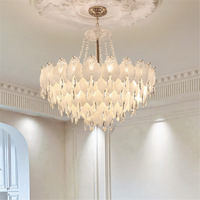 Lustre long et rond en métal doré, design moderne de luxe, avec cristaux et motifs floraux crème, hauteur réglable pour salle à manger