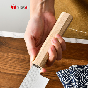 Couteaux de cuisine professionnels en acier Damas à 45 couches, martelés à la main, avec cœur en acier AUS10, couteau de chef en Damas avec manche en bois de chêne - Product Image 3