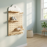 Organisateur mural moderne en bois perforé, panneau de rangement mural sculpté avec étagères et crochets pour entrée, cuisine, armoire