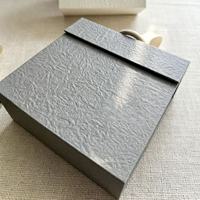 Boîte cadeau minimaliste en papier de couleur unie, fermeture à ruban, logo personnalisé disponible