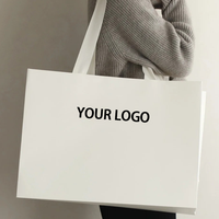 Weiße Umweltfreundliche Papiertüte mit Bandgriff Verstärkter Karton Individuelles Logo Werbe-Einkaufstasche Geschenkverpackung für den Einzelhandel