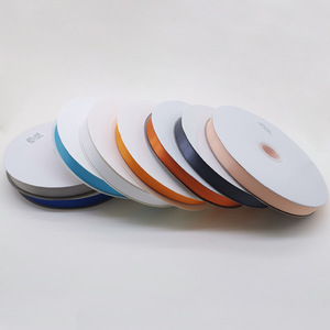 Rollo de cinta de 1.5 cm de satén tejido de poliéster de color sólido para envolver regalos y textiles para el hogar - Product Image 1