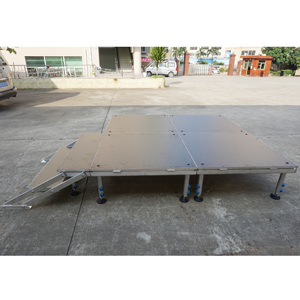 Escenario Portátil de Aluminio para Exteriores, Moderno, de 4x4 Pies, con Altura Ajustable, Fácil de Montar, Certificado para Eventos - Product Image 1