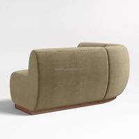FERLY Maßgefertigtes, direkt ab Werk erhältliches, modulares, geschwungenes Sofa, modernes, skulpturales Stoff-Ecksofa mit Holzsockel für luxuriöse Villenprojekte