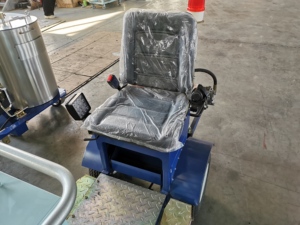 Máquina de pintura termoplástica para señalización vial Showway Line Driver, con motor de gasolina de 5.5HP, dos plataformas para los pies, modelo SW-11. - Product Image 2