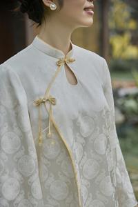 ชุดพิธีการผ้าไหมโบรเคดเวียดนามคุณภาพสูง ลายมงคลอายุยืน พร้อมผ้าชีฟองเนื้อนุ่ม KPP22 - Product Image 3